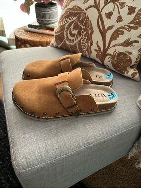 Wilt Woman’s Suede Slip-On Clogs in Chestnut